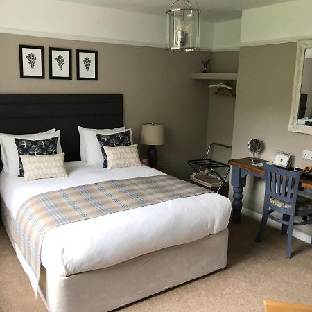 Oak Tree Lodge & Holiday Parking Burstow Экстерьер фото