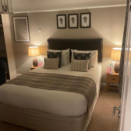 Oak Tree Lodge & Holiday Parking Burstow Экстерьер фото