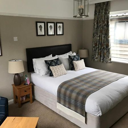 Oak Tree Lodge & Holiday Parking Burstow Экстерьер фото