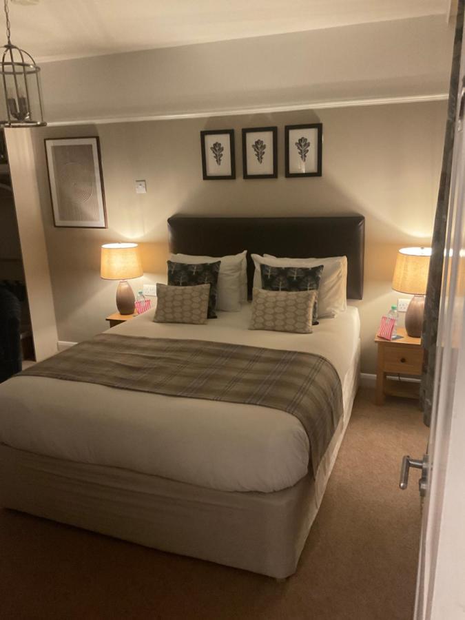 Oak Tree Lodge & Holiday Parking Burstow Экстерьер фото