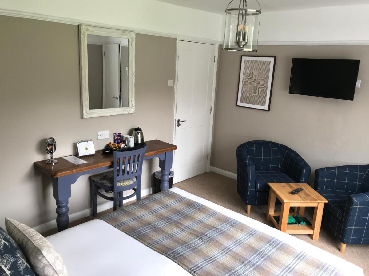 Oak Tree Lodge & Holiday Parking Burstow Экстерьер фото